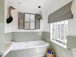 Stunning property, spacious, gardens, koi pond, patios and parking - - 7