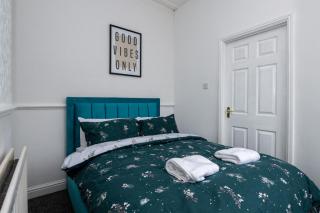 Superior 4-Bedroom Home ideal for families, Contractors and Relocations - Stoke on Trent - 0