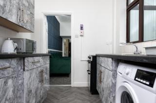 Superior 4-Bedroom Home ideal for families, Contractors and Relocations - Stoke on Trent - 8