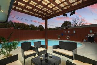Modern Luxury x Backyard Pool Retreat 4-BD 2-BA - Plano - 8