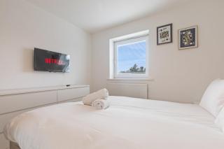 Spacious and Modern 2BR Stay Free Parking and WiFi - 5