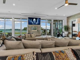 Lake Norman Lakefront - Pickleball, Hot Tub, Pool - Mooresville - 0