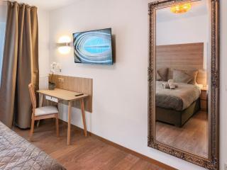 Falk Homes- Luxus Apartments, ideal für Geschäftsreisende & Familien - nahe Messe, im Zentrum Nürnbergs mit Balkon, Arbeitsplatz & Parkplatz, inkl großen Ventilatoren, Handtücher & Bettwäsche, Playmobilfunpark, self check-in - Nuremberg - 2
