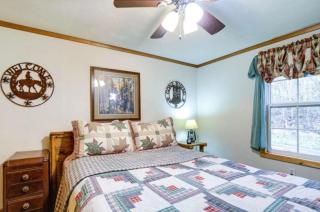Cozy Cabin with Pond & Fire-pit - Waynesville - 7