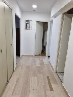 Sete T3 sur les quais en centre ville parking - 1