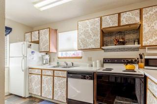 Walk-in Eagles Nest Condo with Pool and Hot Tub near Silver Dollar City - Branson - 8