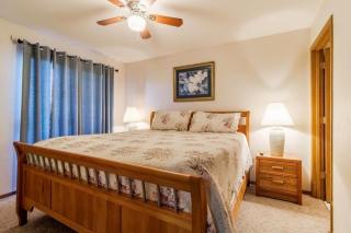 Walk-in Eagles Nest Condo with Pool and Hot Tub near Silver Dollar City - Branson - 9