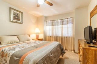 Walk-in Eagles Nest Condo with Pool and Hot Tub near Silver Dollar City - Branson - 5