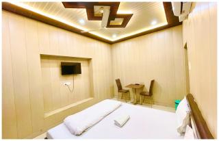 VARANASI HOTEL D E V - GUEST HOUSE - fully Air Conditioned hotel at Prime Location - Near Shree Kashi Vishwanath Temple and Ganga Ghat - Luxury & Spacious Room - with wifi Facilities - BEST HOTEL IN VARANASI - Kakarmatha - 8