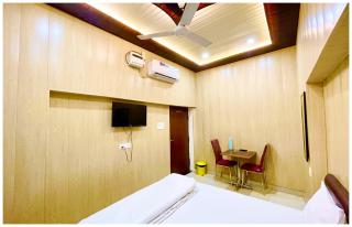 VARANASI HOTEL D E V - GUEST HOUSE - fully Air Conditioned hotel at Prime Location - Near Shree Kashi Vishwanath Temple and Ganga Ghat - Luxury & Spacious Room - with wifi Facilities - BEST HOTEL IN VARANASI - Kakarmatha - 4