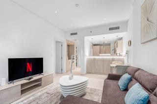 Palm Jumeirah Beachfront apartment with Amazing Infinity Pool and private beach - 2