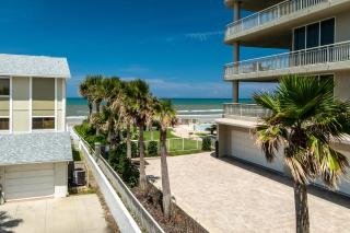 Oceanside Village Townhouse No Drive New Smyrna Beach, Private Ground Floor Patio w Grill - New Smyrna Beach - 2