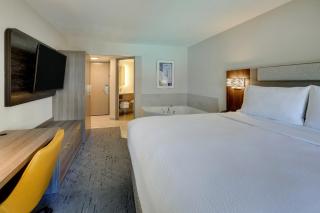 Holiday Inn Express Hotel & Suites Branson 76 Central by IHG - 1