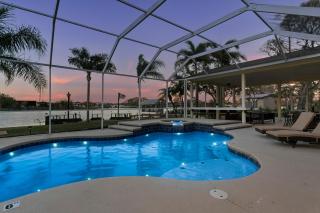 Luxe Waterfront Hideaway w Pool Pirate Ship Dock - Tampa - 7