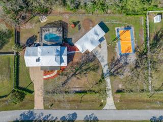 The Perfect Family Retreat w Pool and Games - West Chase - 1