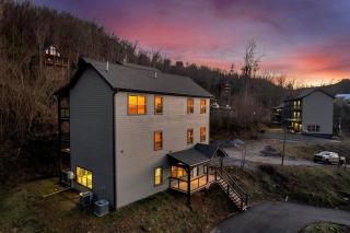 Honeybear Hideaways - Luxury Cabin with Indoor Pool, Hot Tub and Game Room in Smoky Mountain Retreat - Gatlinburg - 5