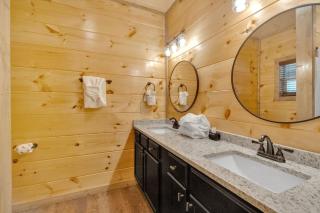 Honeybear Hideaways - Luxury Gatlinburg Smoky Cabin with Indoor Pool and Hot Tub - Gatlinburg - 4