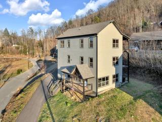 Honeybear Hideaways - Luxury Gatlinburg Smoky Cabin with Indoor Pool and Hot Tub - Gatlinburg - 3