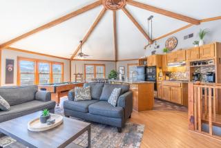 Gatlinburg Cabin Sleeps 8 Hot Tub Fire Pit & Smoky Mountain Views - 6