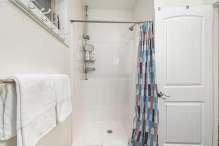 Beautiful Overlooking Shoreline 2BDR Chalet 2892 - 3