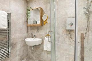 Beautiful Apartment in City Centre with Free Parking, Self-Check-In, Fast WiFi, Smart TV and Rooftop Terrace by Yoko Property - 4