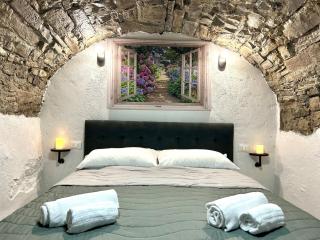 Unique Romantic Cave with air conditioner - Torno - 9