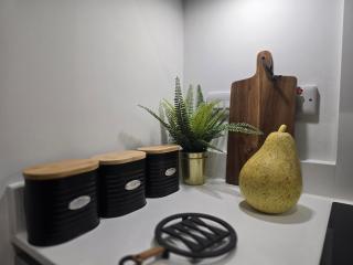 Snuggle Inn Serviced Apartments, Great choice for large groups, Contractors, Business Executives and Family Vacations in the stunning valley of Surrey Hills, secure Private Parking, Offering Easy Train Access to London, Gatwick airport, M25 - Warlingham - 4