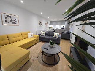 Snuggle Inn Serviced Apartments, Great choice for large groups, Contractors, Business Executives and Family Vacations in the stunning valley of Surrey Hills, secure Private Parking, Offering Easy Train Access to London, Gatwick airport, M25 - Warlingham - 2