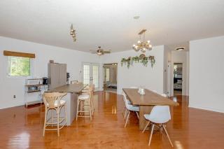 Sunshine Siesta Skiing Minutes Away! A Stunning Modern House! - 7