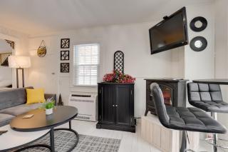 Adorable Walkable Paradise w/ Deck & Pool! - 5