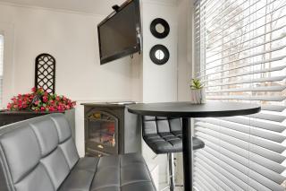 Adorable Walkable Paradise w/ Deck & Pool! - 4