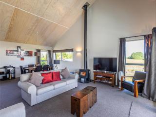 Ohakune Holiday Home Retreat with Hot Tub - 4