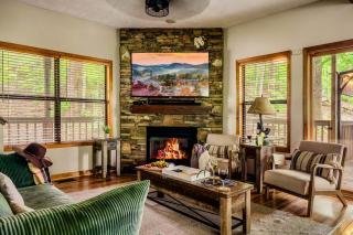 Luxe & Charming Gem near Dollywood - Hot Tub & View - Pigeon Forge - 2