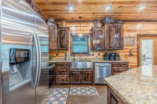 Rustic Paradise Pool Table, Hot Tub, Sleeps 12 - Broken Bow - 3