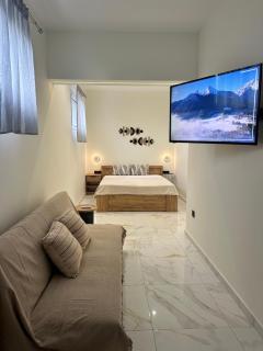 The Lux Den of Zante - 1