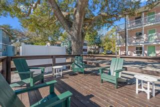 TreeHouse Lodge Walk to Beach Pet-Friendly 201 - Myrtle Beach - 0