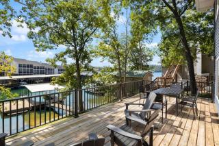Luxury waterfront lakehouse with private dock views - Lake Ozark - 0