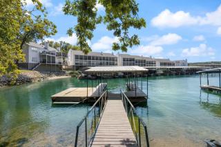 Luxury waterfront lakehouse with private dock views - Lake Ozark - 6