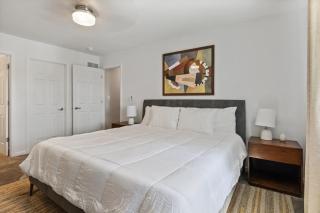 Luxury waterfront lakehouse with private dock views - 3