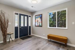 Luxury waterfront lakehouse with private dock views - 7