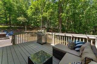 Charming Poconos retreat with hot tub & fireplace - East Stroudsburg - 8