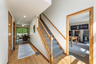 Charming Poconos retreat with hot tub & fireplace - East Stroudsburg - 9