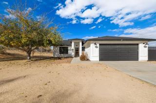 J-Tree Bungalow with Large Hot Tub Views Patio - Joshua Tree - 3