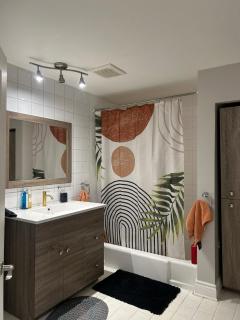 Charming 2-Bedroom Apartment with Garden Near Metro station & Canal Lachine - Montreal - 3