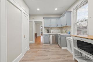 2-Story Stay with Game Lounge & Free Parking Spots - 5 mins to NYC Train - Linden - 9