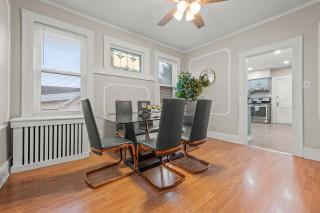 2-Story Stay with Game Lounge & Free Parking Spots - 5 mins to NYC Train - Linden - 3