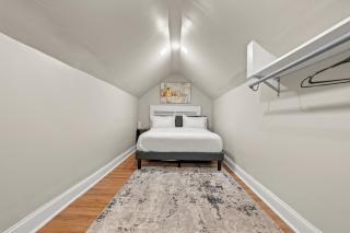 2-Story Stay with Game Lounge & Free Parking Spots - 5 mins to NYC Train - Linden - 1