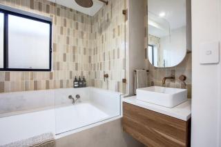 Coastal 2-Bed Apartment with Courtyard - Gold Coast - 1