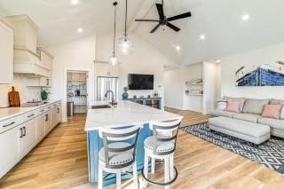 Lake View and Deck Group Getaway in Grand Rivers! - 0