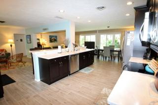 Tropical Beach House- 100 Steps to the Gulf! - Englewood - 2